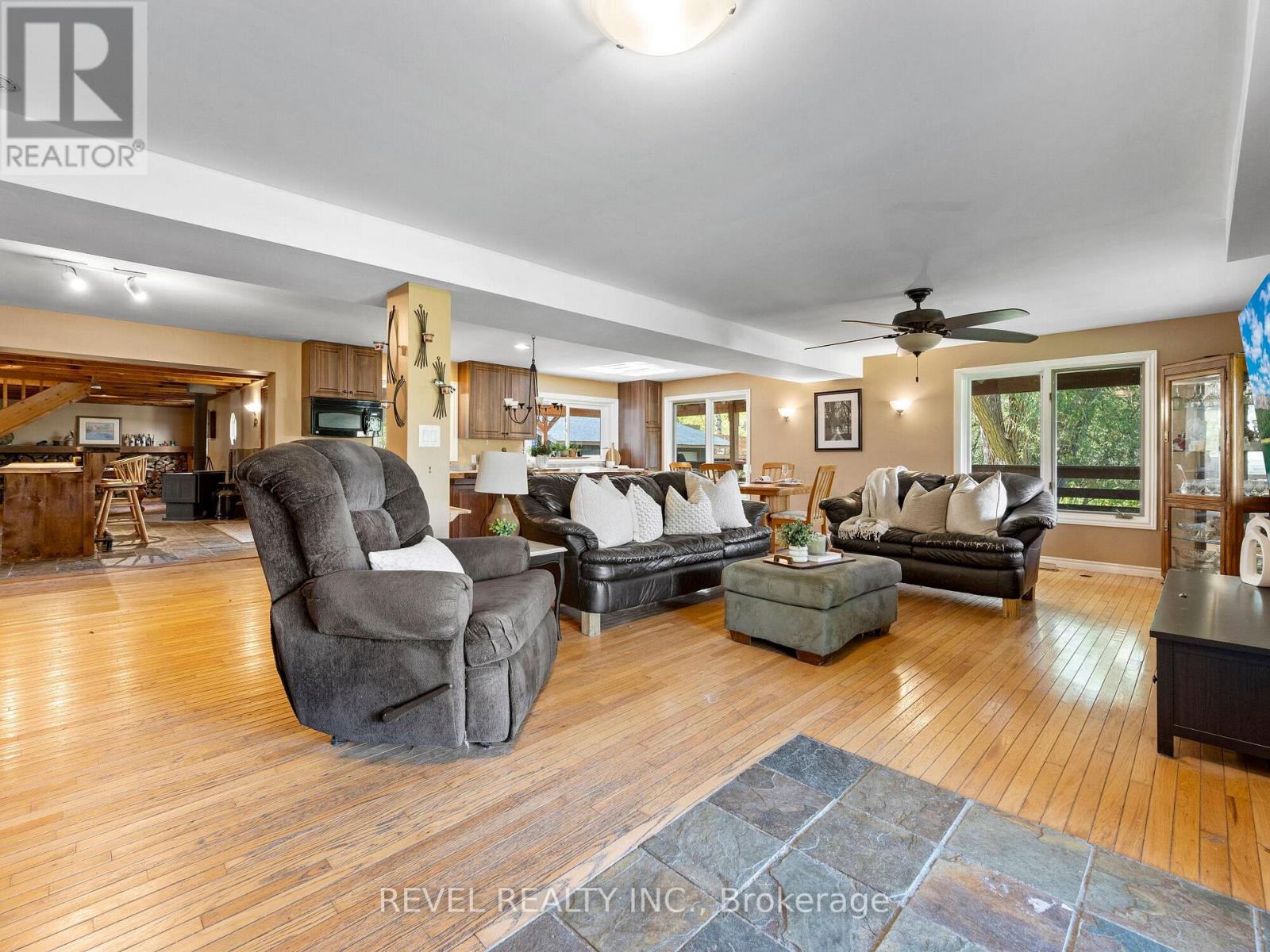 8 SCOTT CRESCENT - 13