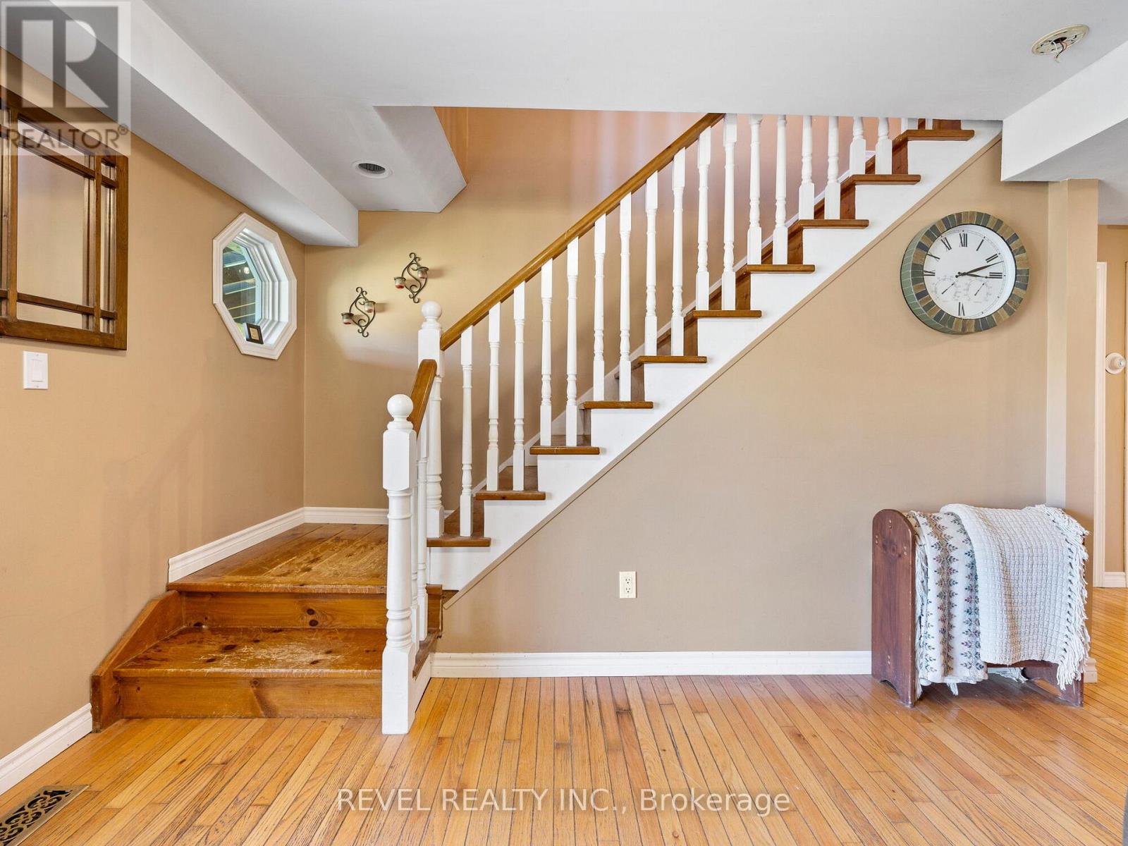 8 SCOTT CRESCENT - 17