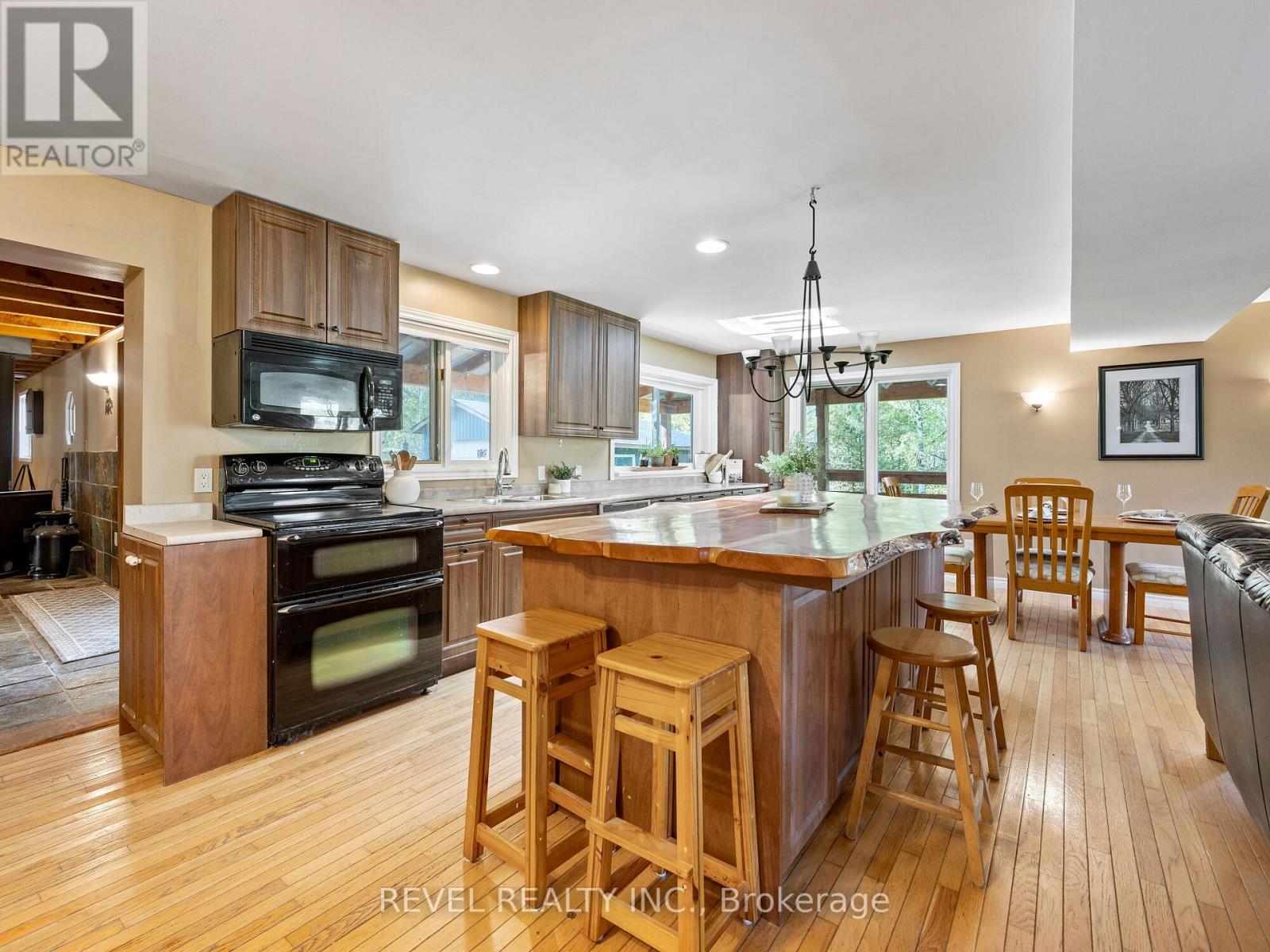 8 SCOTT CRESCENT - 11
