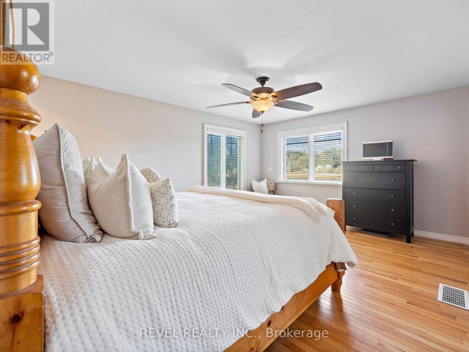 8 SCOTT CRESCENT - 22