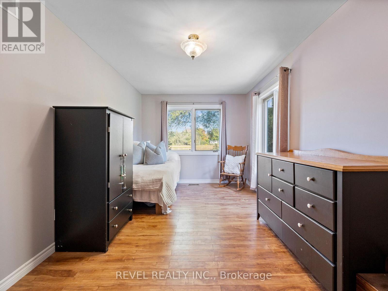 8 SCOTT CRESCENT - 26