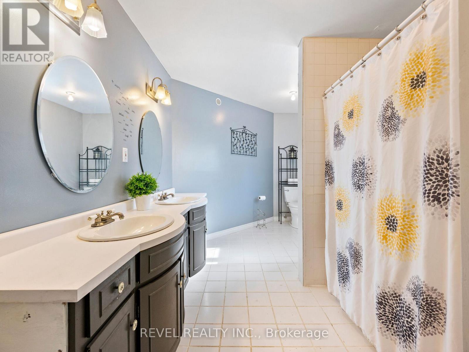 8 SCOTT CRESCENT - 24