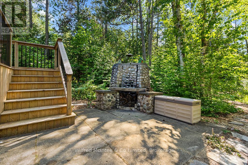 55 THOMPSON AVENUE - 28