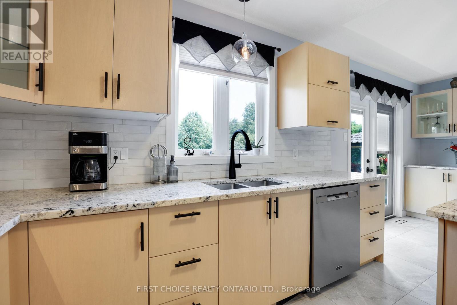 5857 TRUDEAU AVENUE - 35