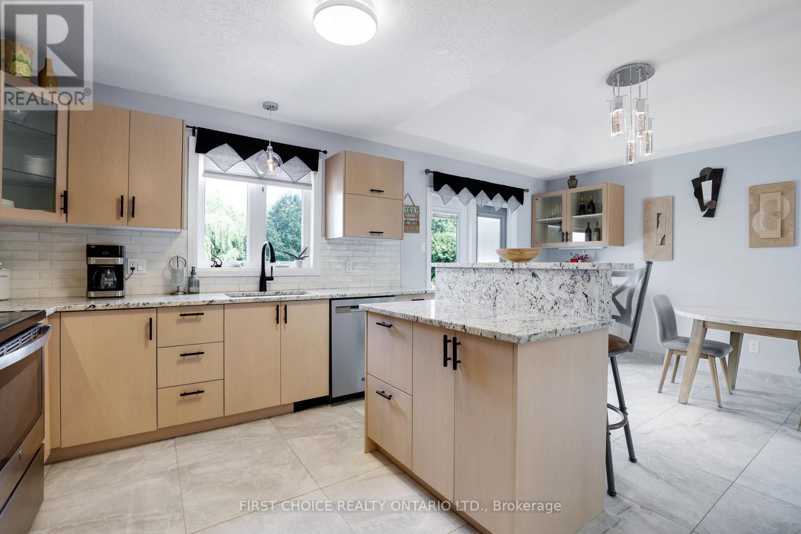 5857 TRUDEAU AVENUE - 34