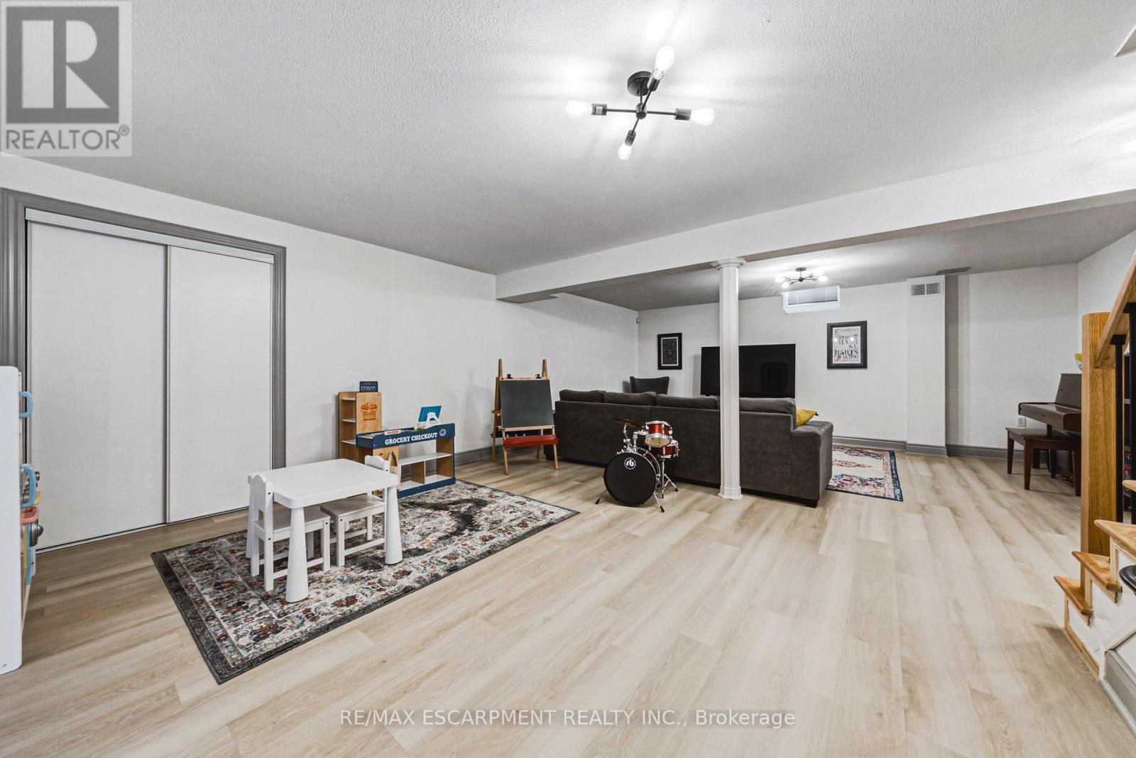 32 KOPPERFIELD LANE - 28