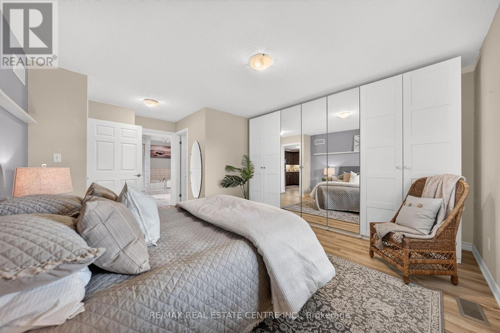 #38 35 GREEN GATE BOULEVARD - 25