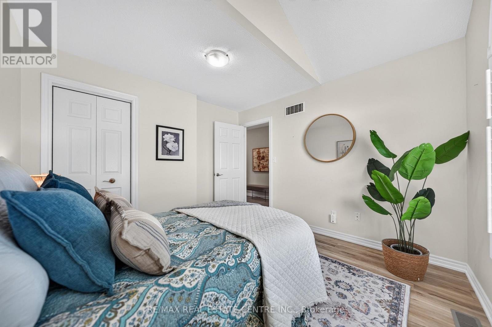 #38 35 GREEN GATE BOULEVARD - 33