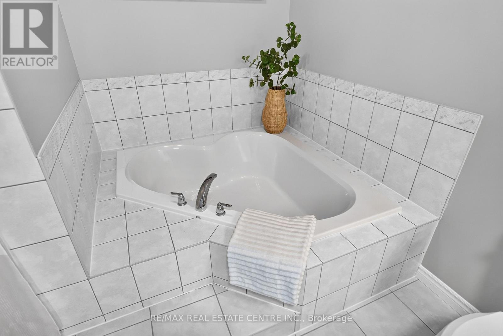 #38 35 GREEN GATE BOULEVARD - 28