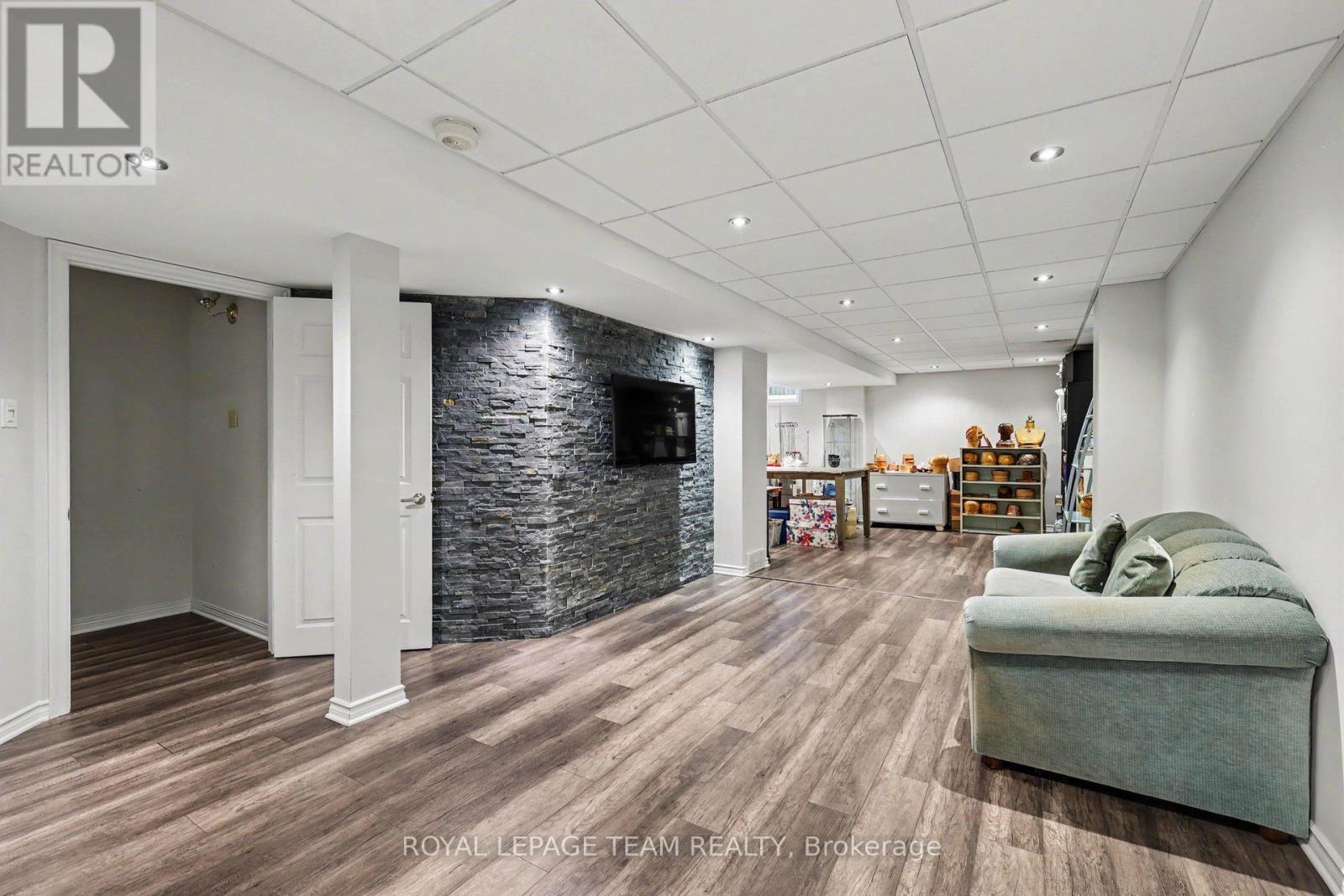 86 WINNEGREEN COURT - 26