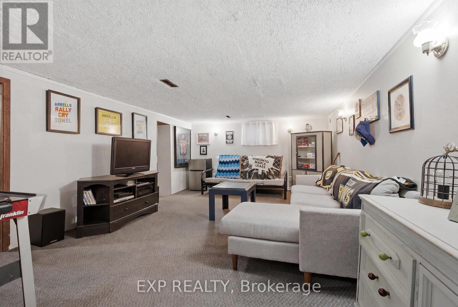 26 LOWELL AVENUE - Image 34