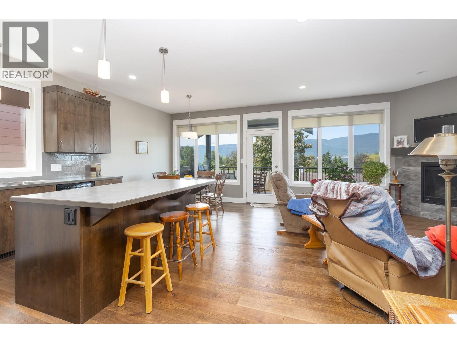221 24 Street NE - 12
