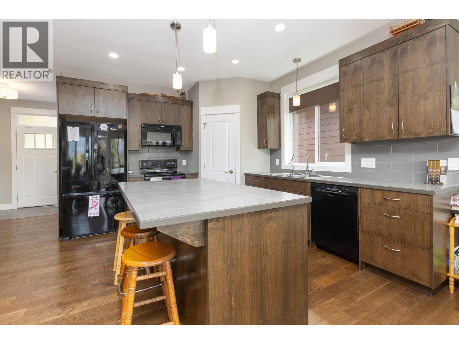 221 24 Street NE - 8