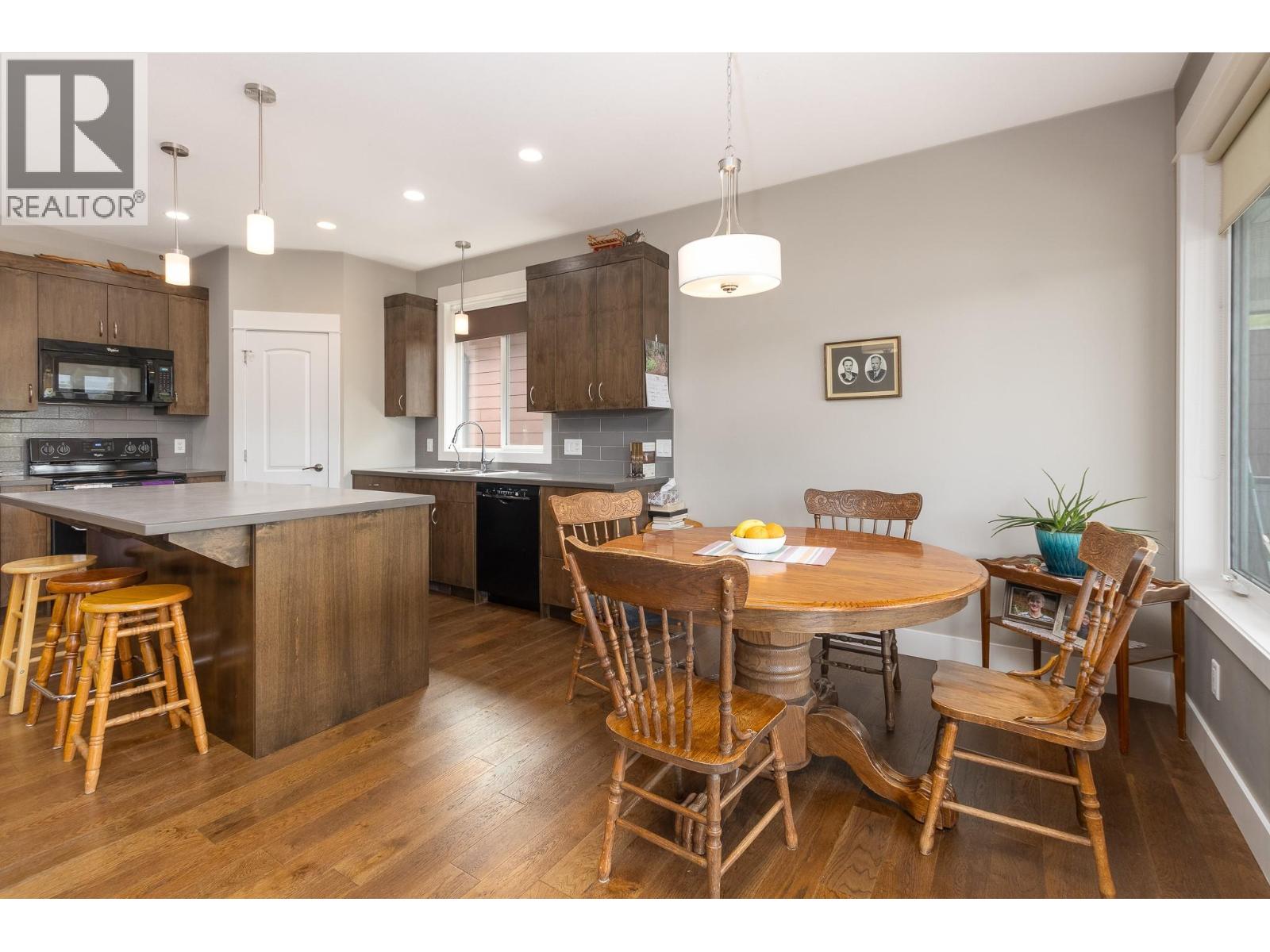 221 24 Street NE - 7