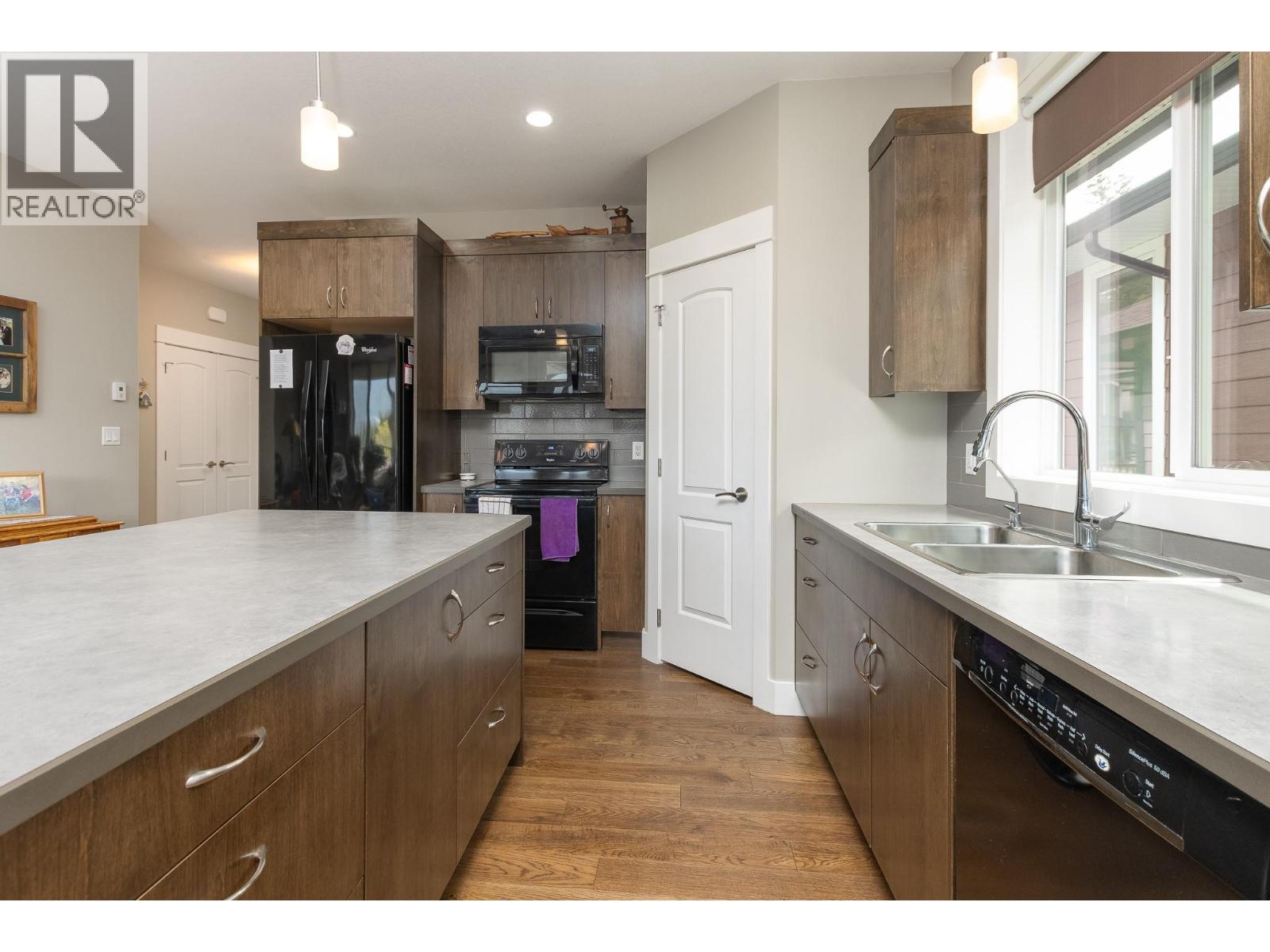 221 24 Street NE - 10