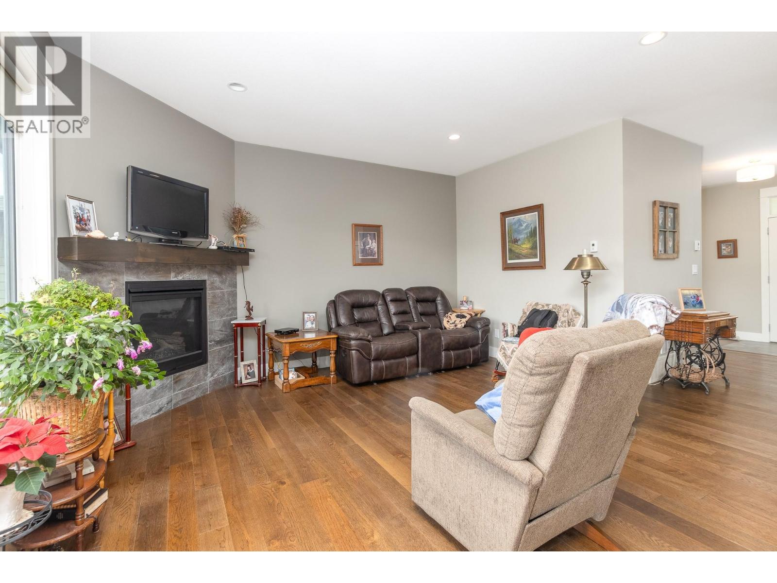 221 24 Street NE - 6