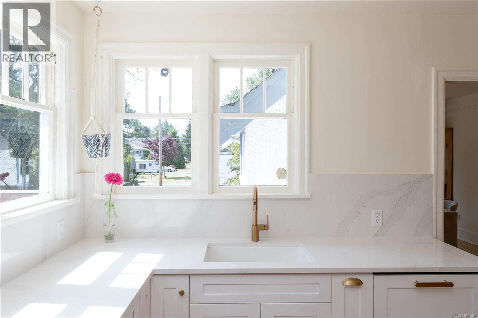  2875 Rockwell Avenue, Saanich
