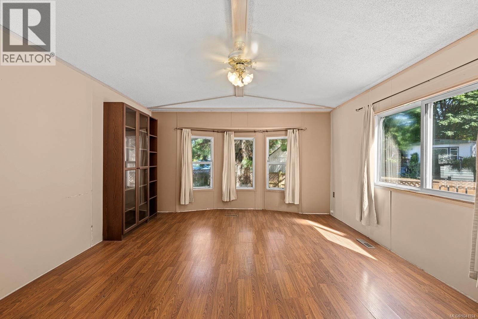 2179 Stadacona Dr - 10