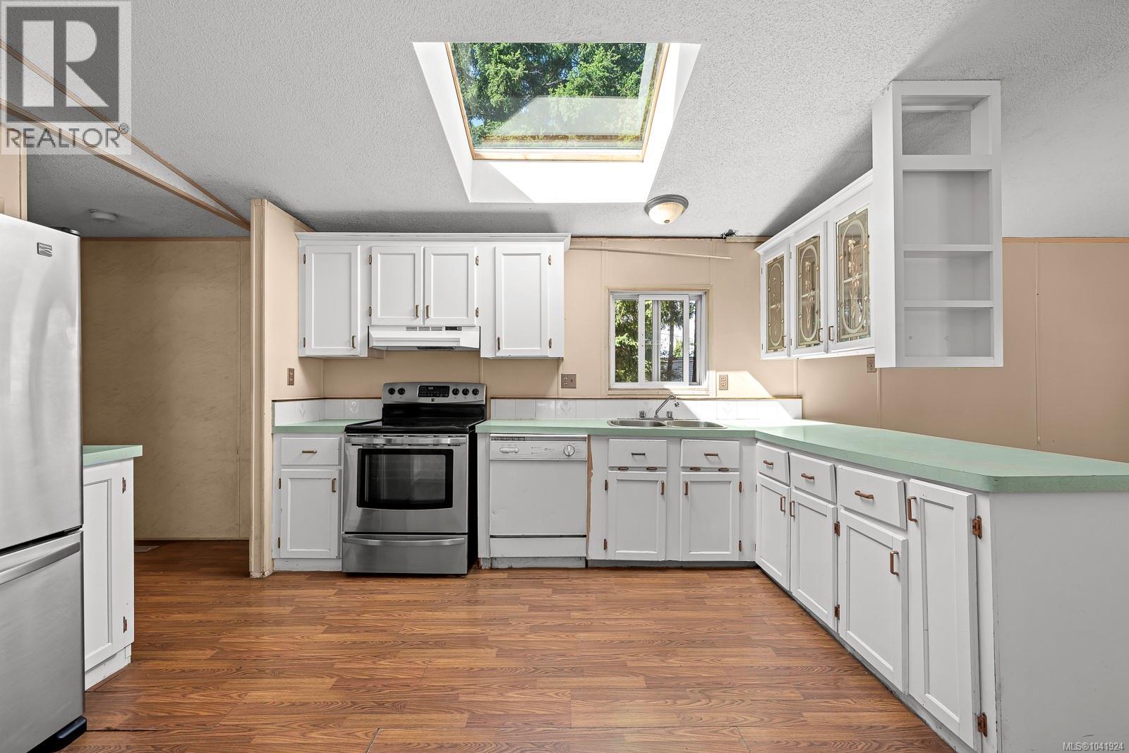 2179 Stadacona Dr - 3