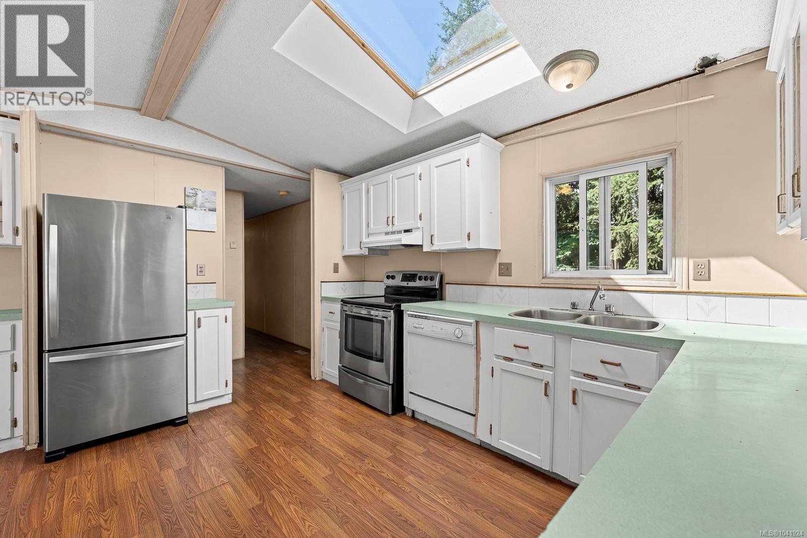 2179 Stadacona Dr - 5