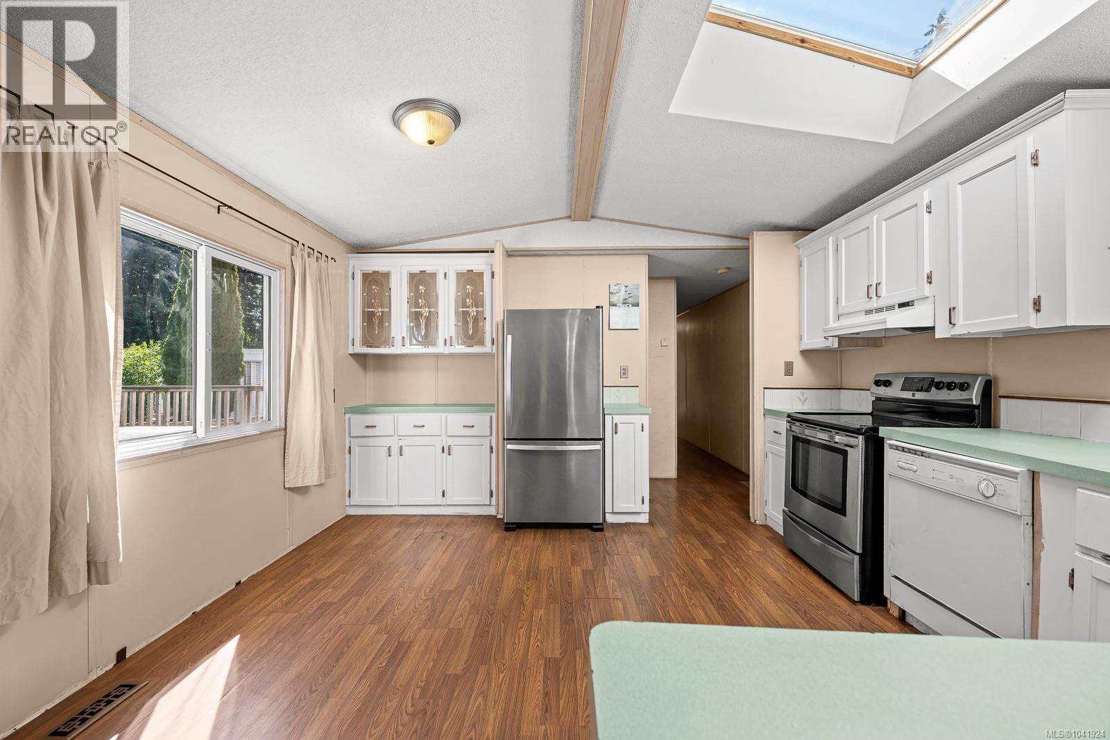 2179 Stadacona Dr - 6