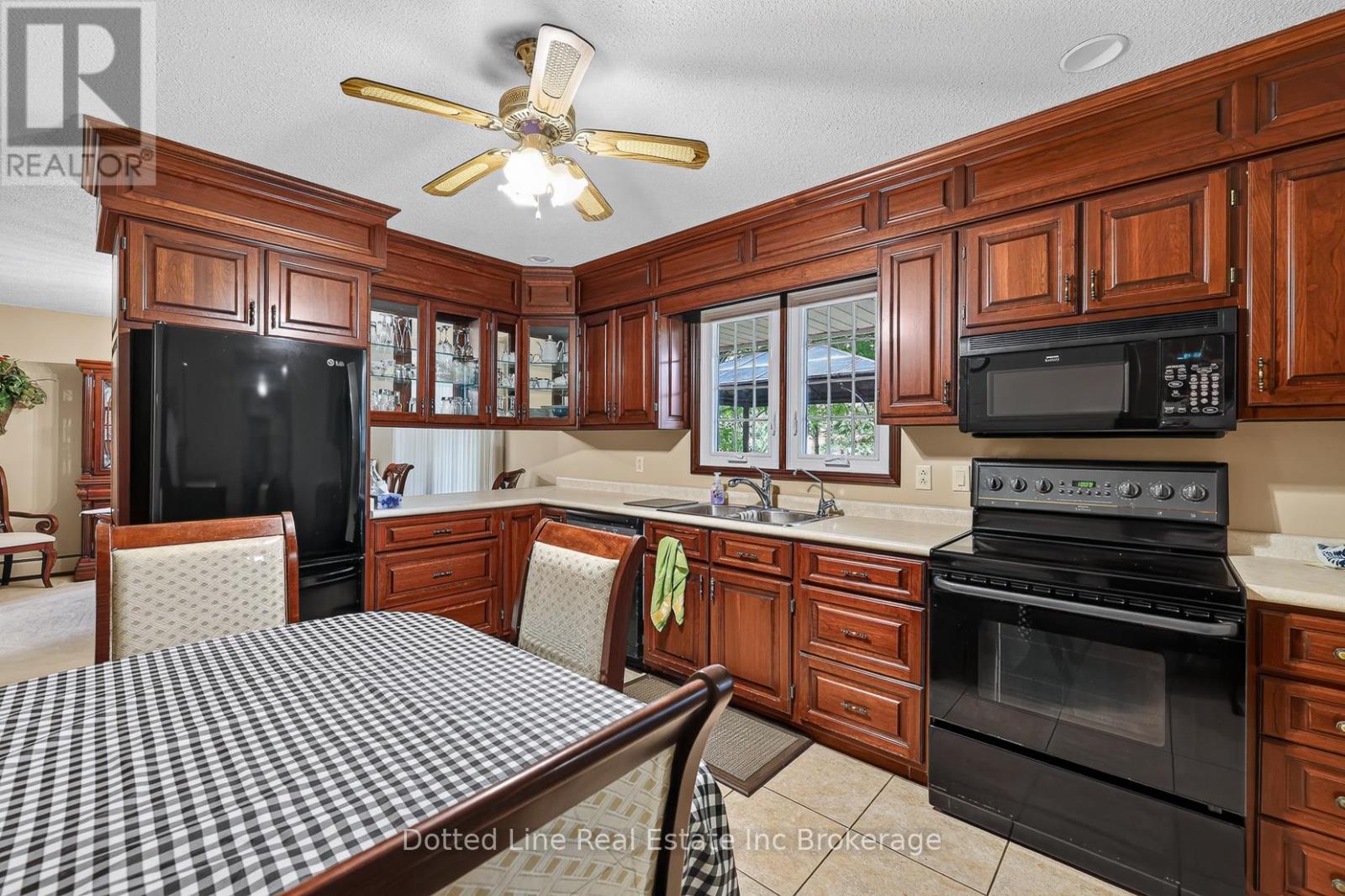 3-bedroom home for sale at 40 PARKDALE AVENUE, Tillsonburg ON · photo 24 of 41