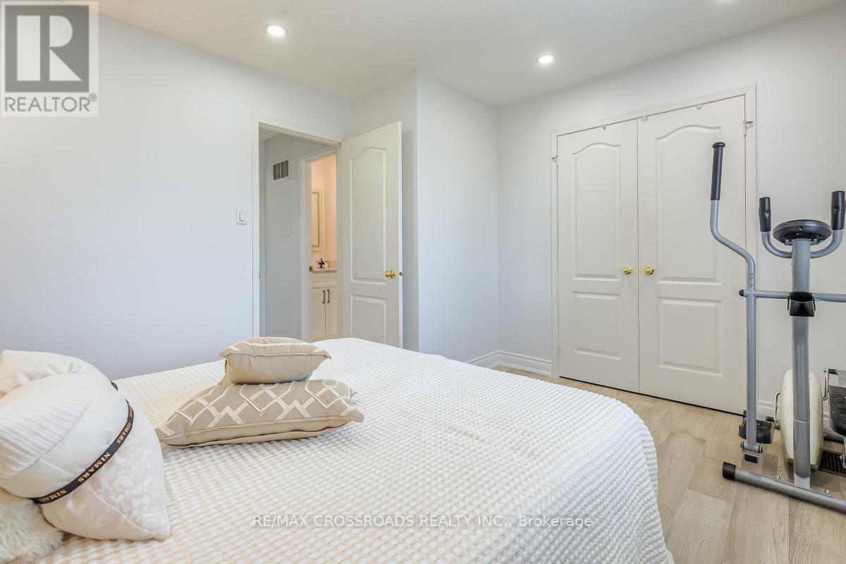 8 LARISSA COURT - 21