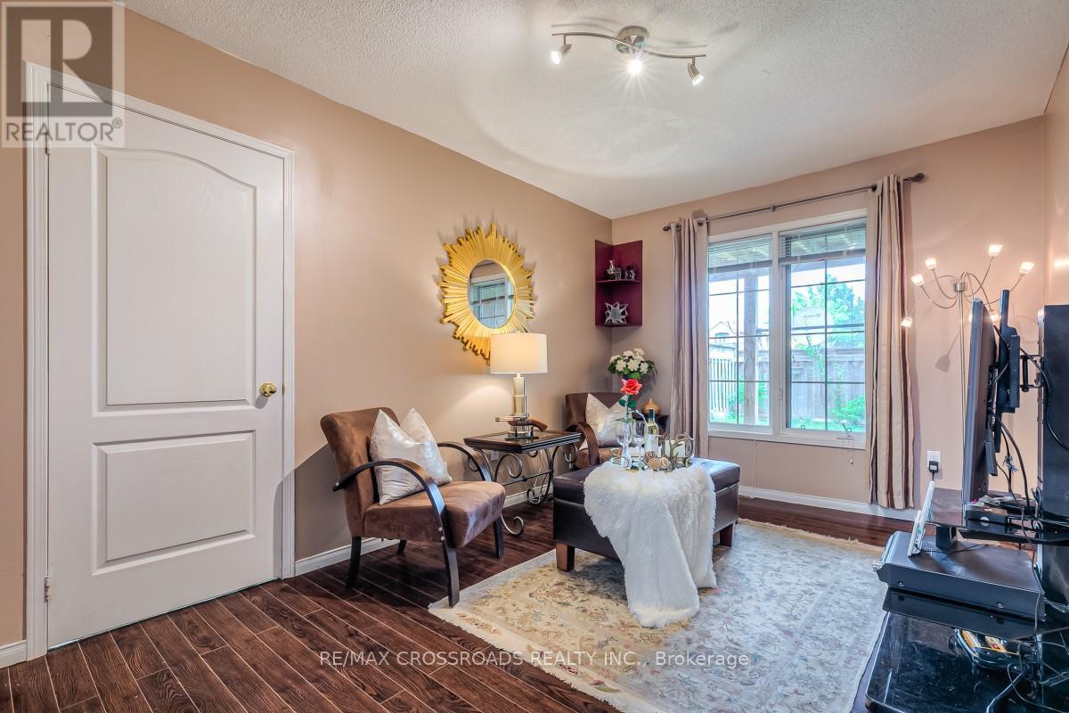 8 LARISSA COURT - 27