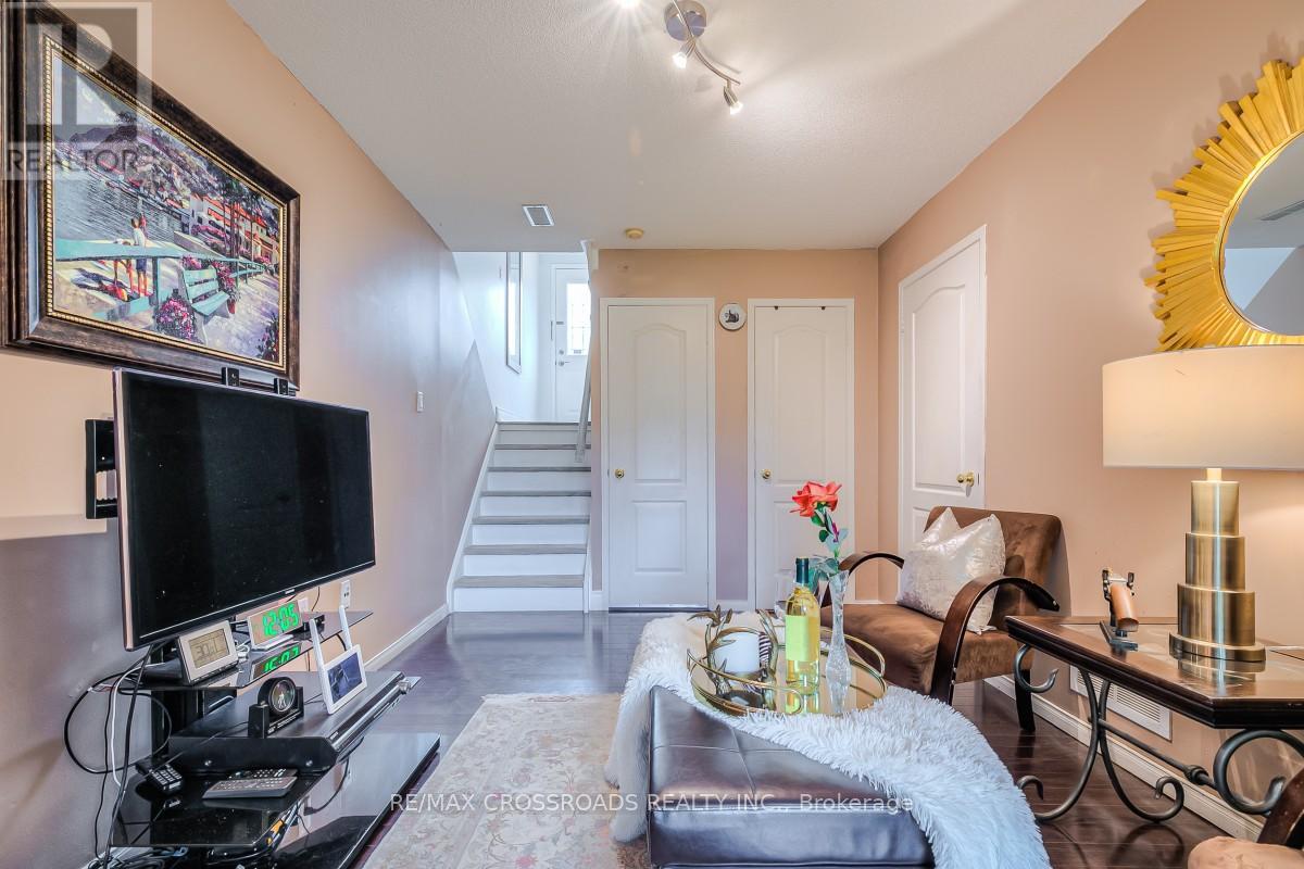 8 LARISSA COURT - 28