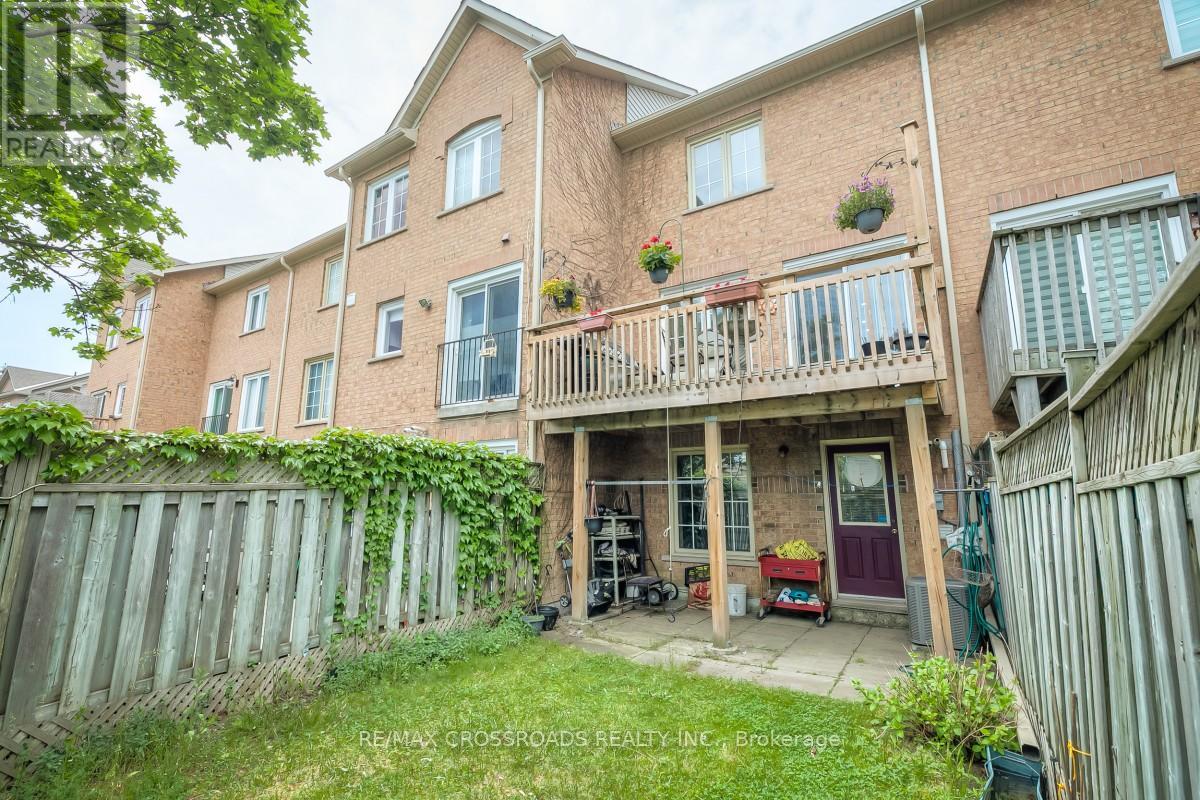 8 LARISSA COURT - 32