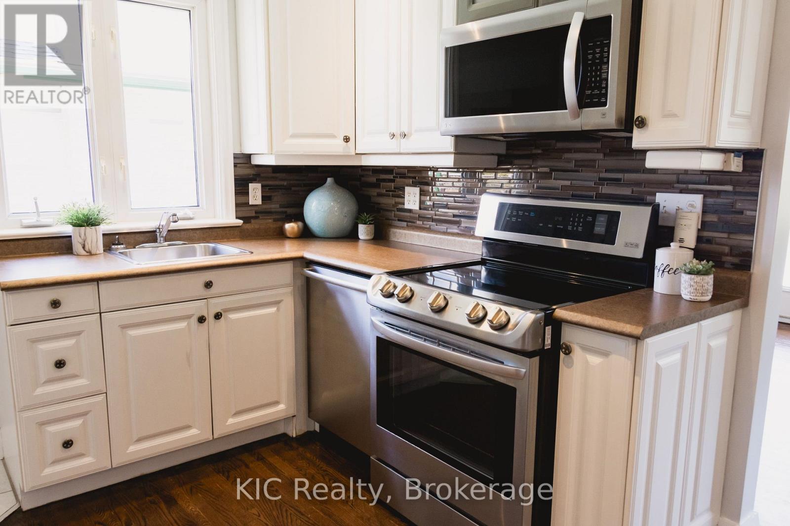 572 SHIRLEY STREET - 10