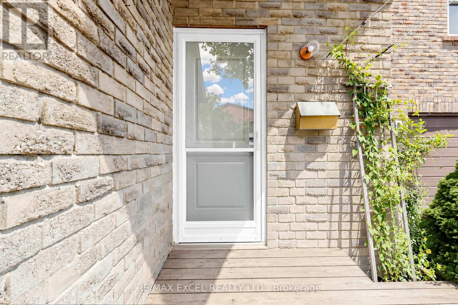 #91 1131 SANDHURST CIRCLE - 5