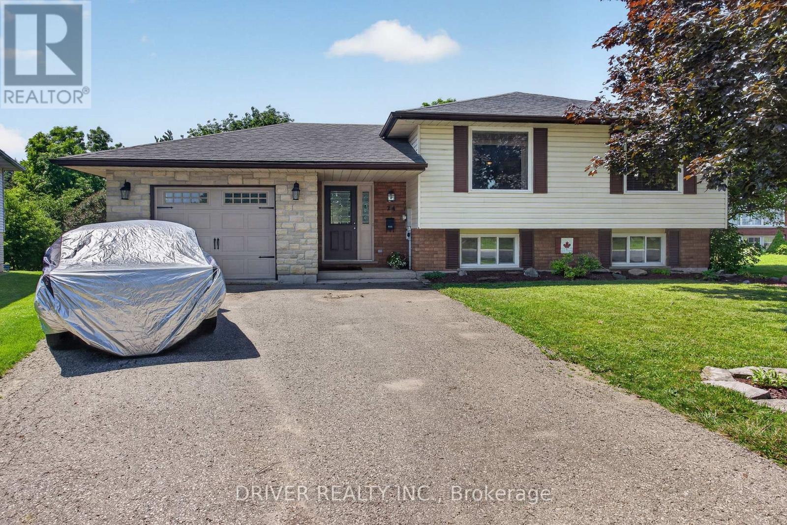 24 HAWTHORNE CRESCENT - 1