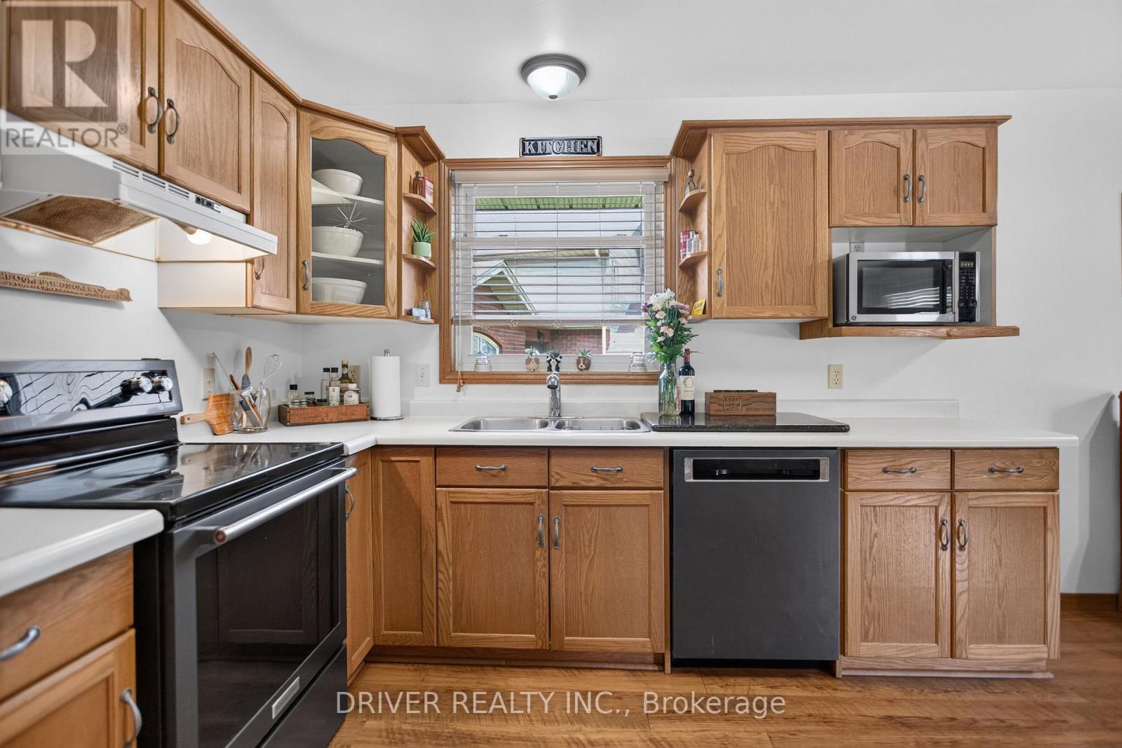 24 HAWTHORNE CRESCENT - 11