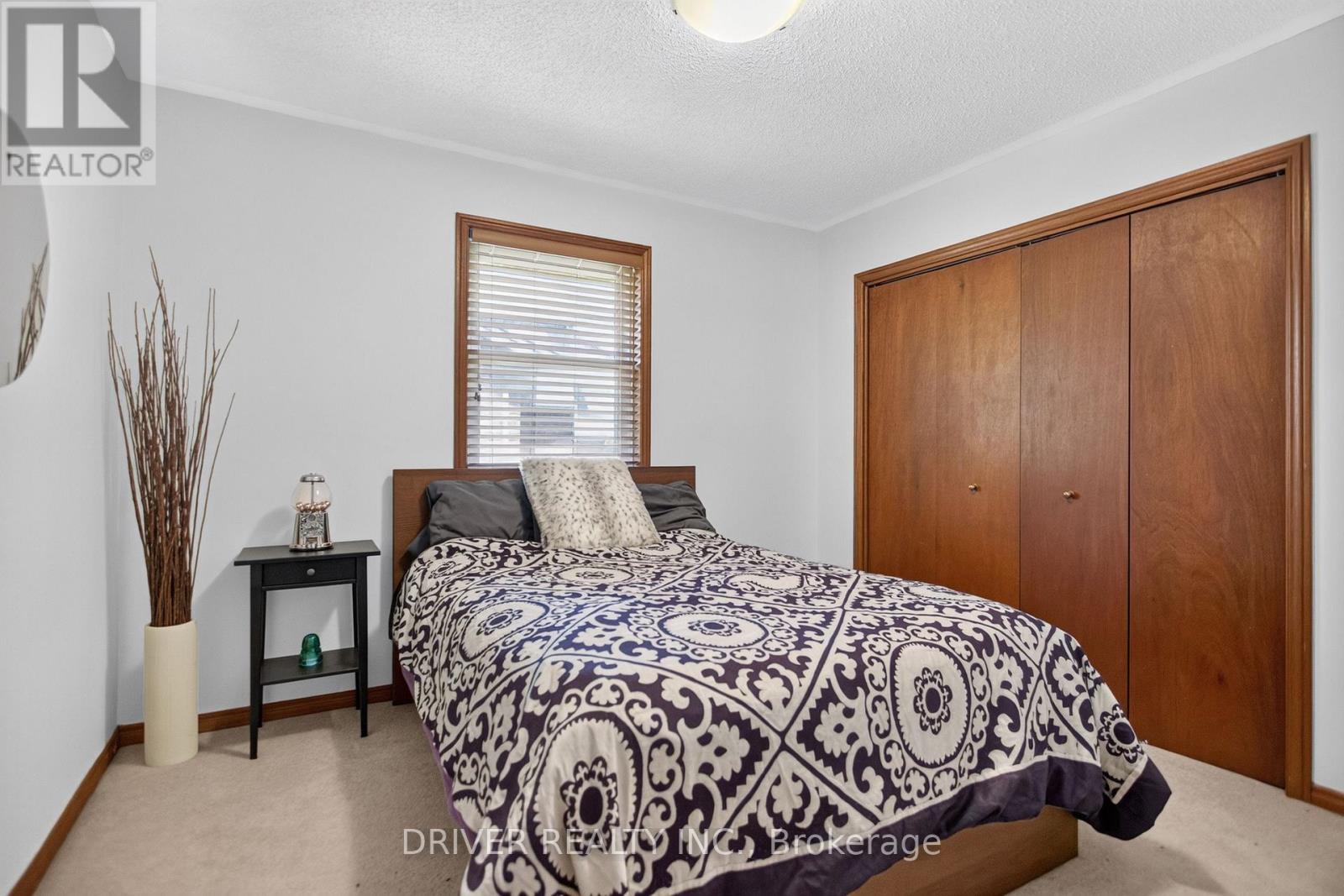 24 HAWTHORNE CRESCENT - 13