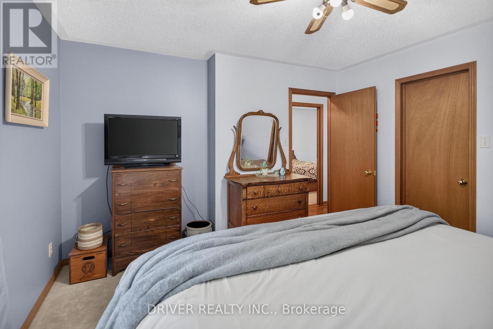 24 HAWTHORNE CRESCENT - 16