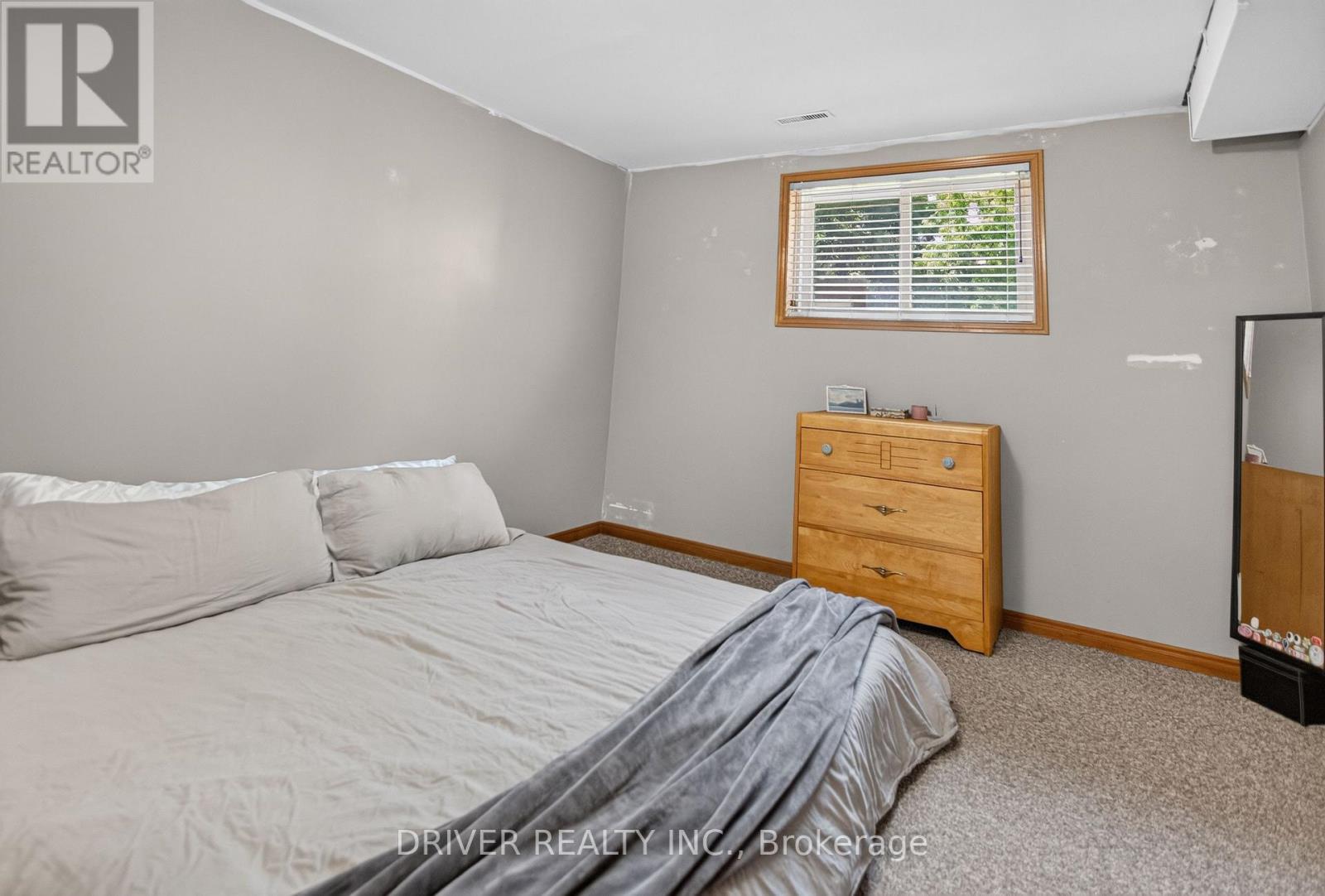 24 HAWTHORNE CRESCENT - 23