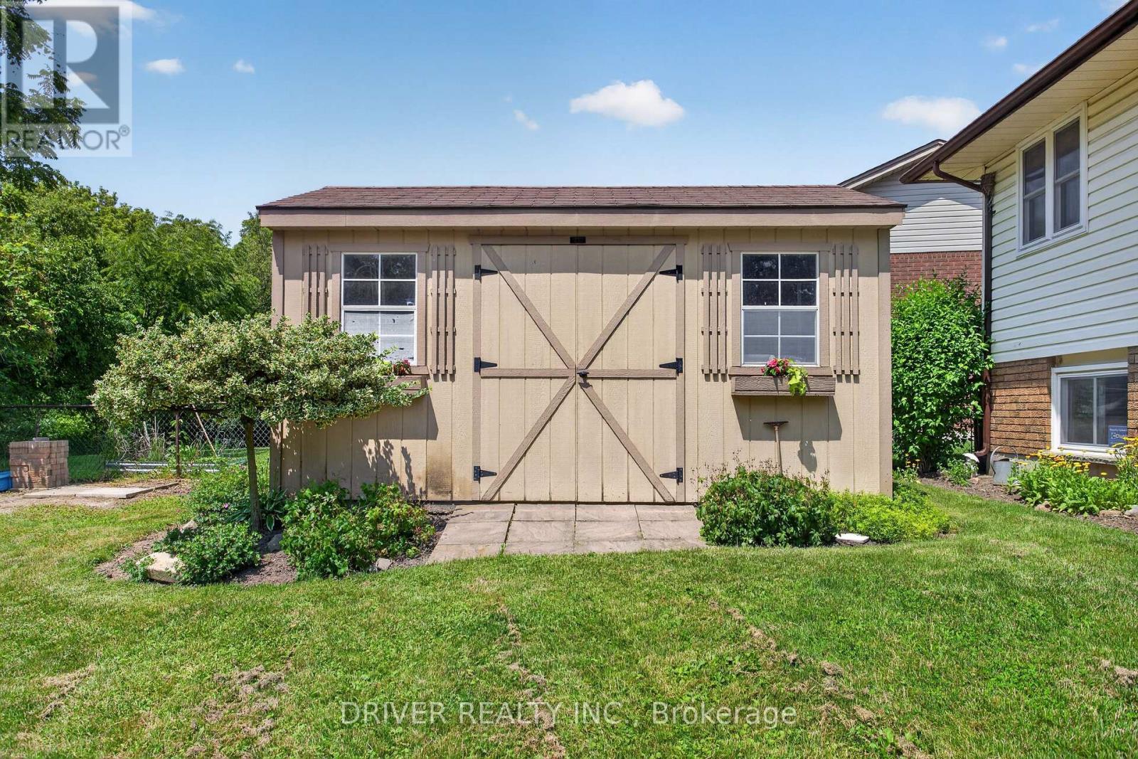 24 HAWTHORNE CRESCENT - 27