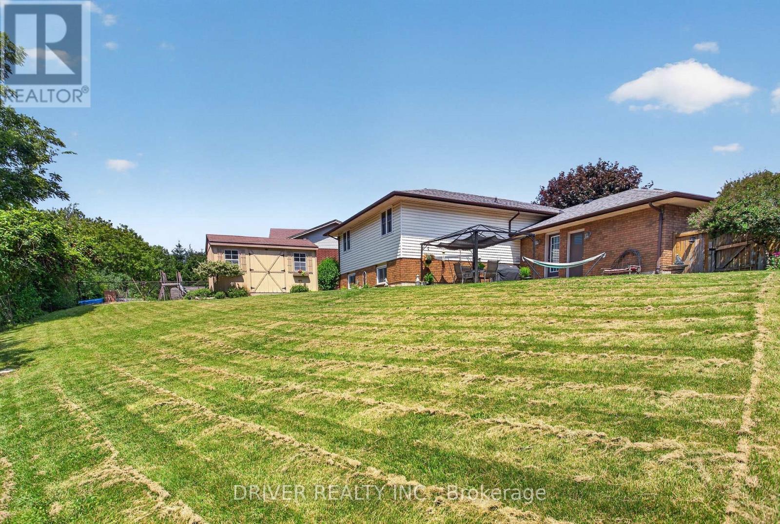 24 HAWTHORNE CRESCENT - 29