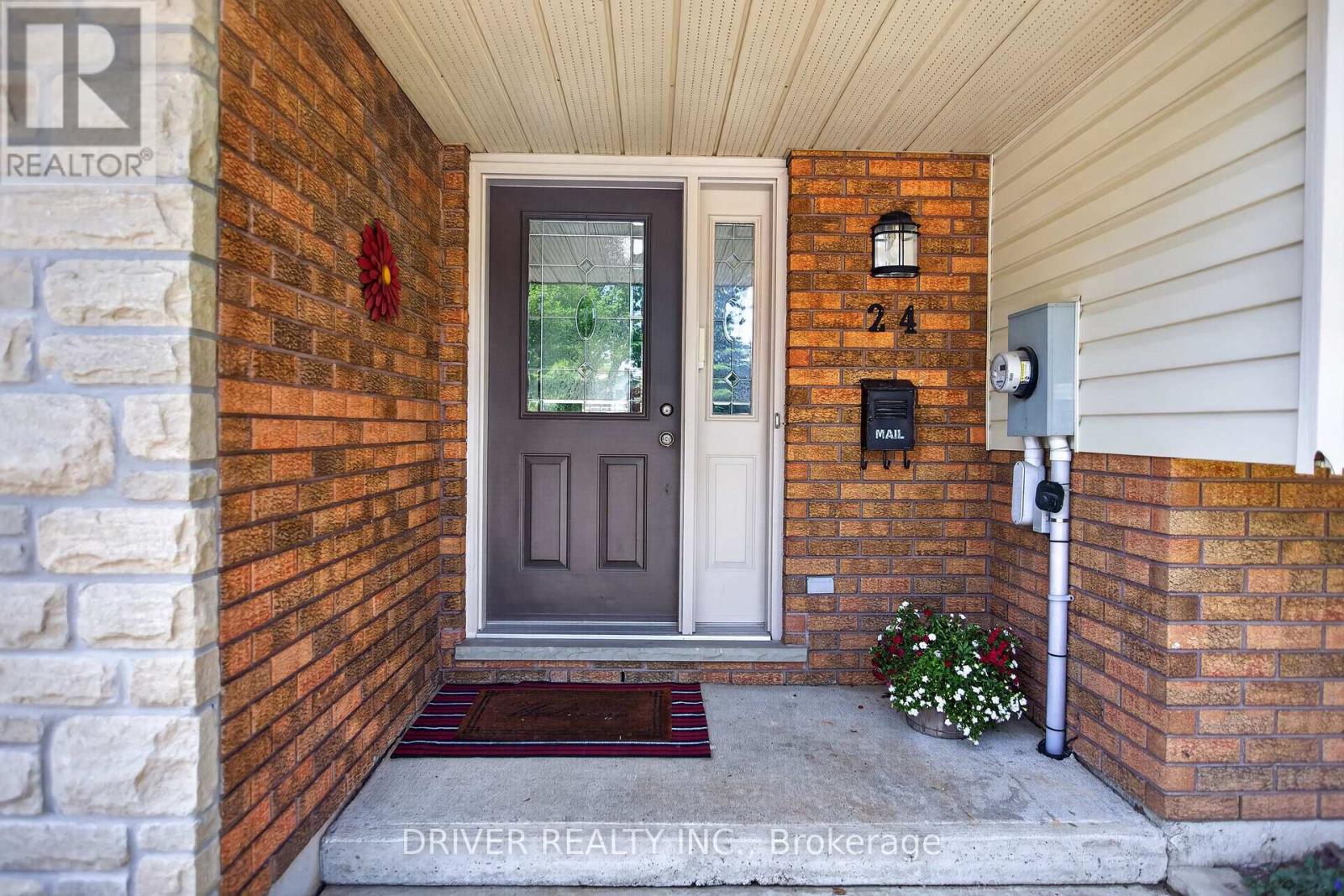 24 HAWTHORNE CRESCENT - 3