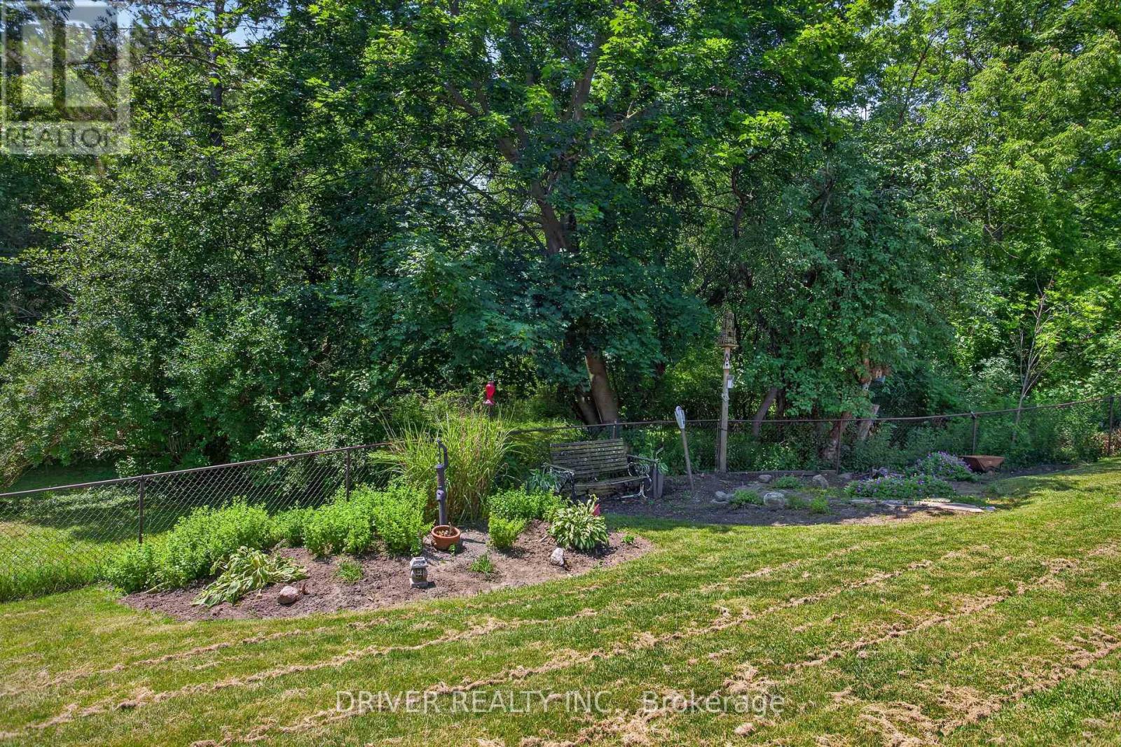 24 HAWTHORNE CRESCENT - 30