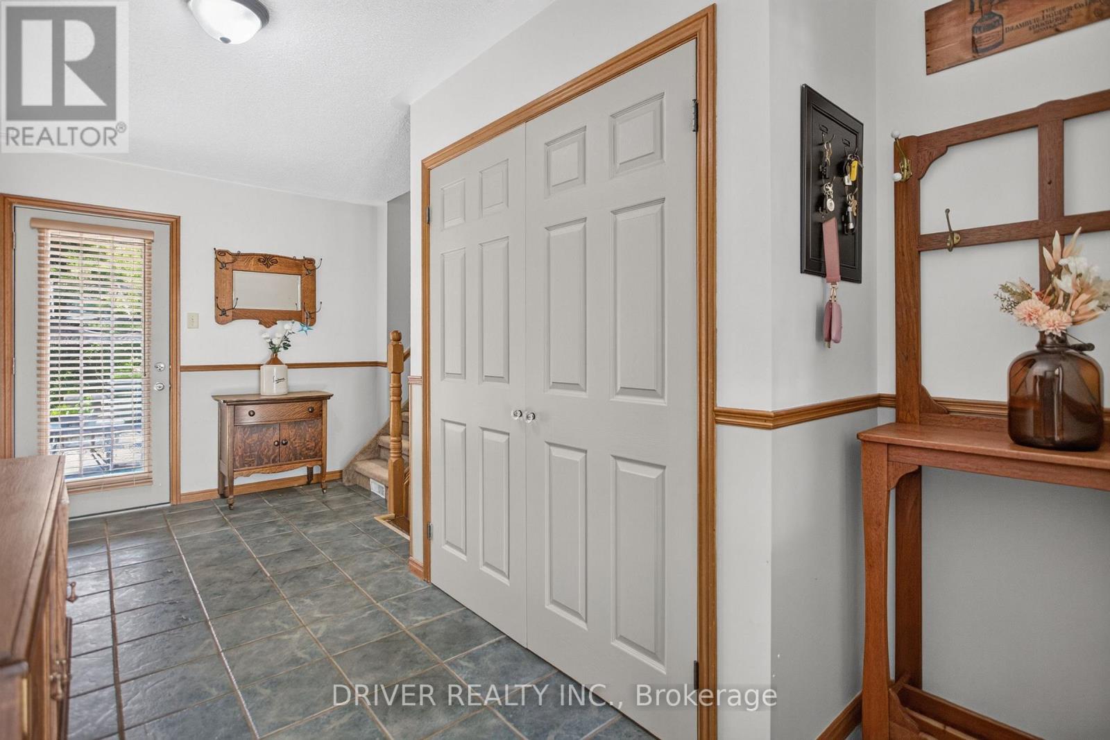 24 HAWTHORNE CRESCENT - 4