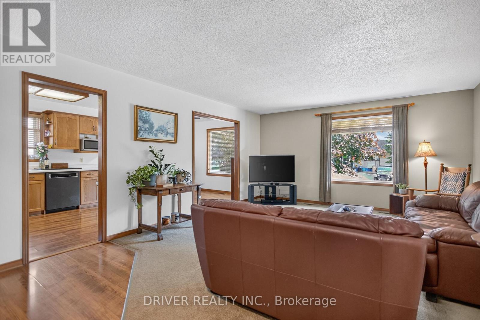 24 HAWTHORNE CRESCENT - 6