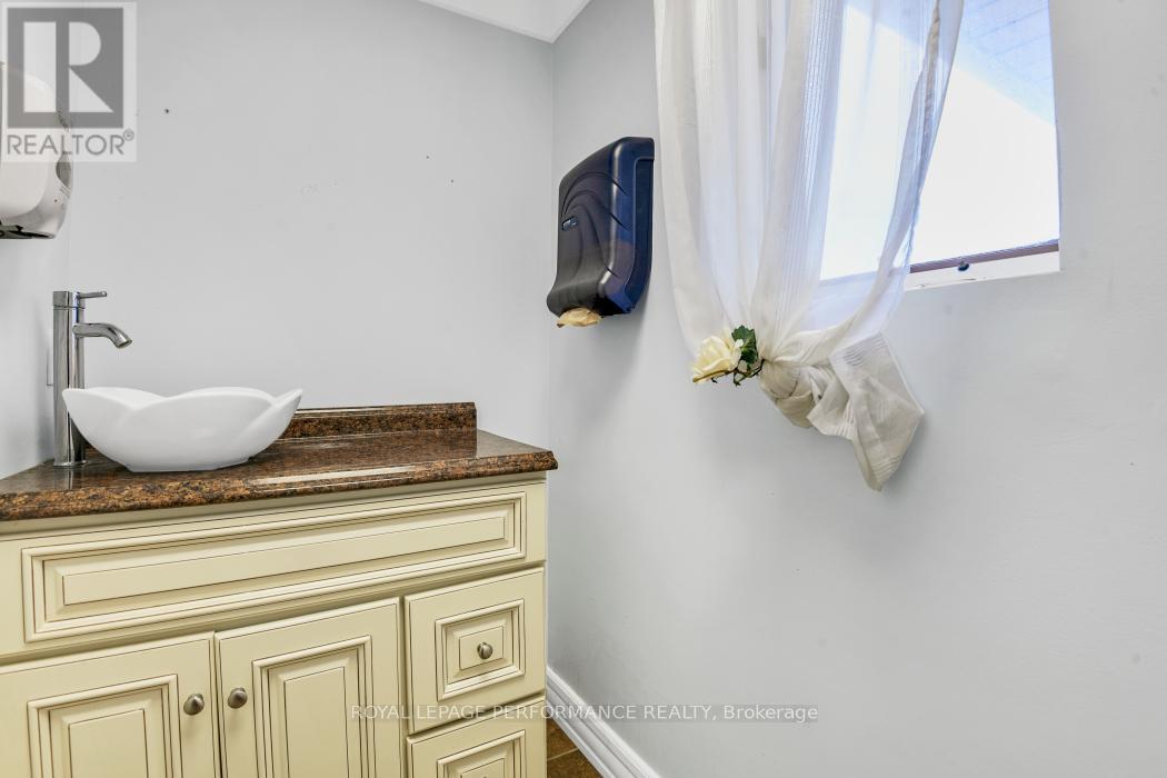 Studio for Rent in Ottawa – 921 NOTRE DAME STREET, Ottawa – By Peter Sagos - Image 22