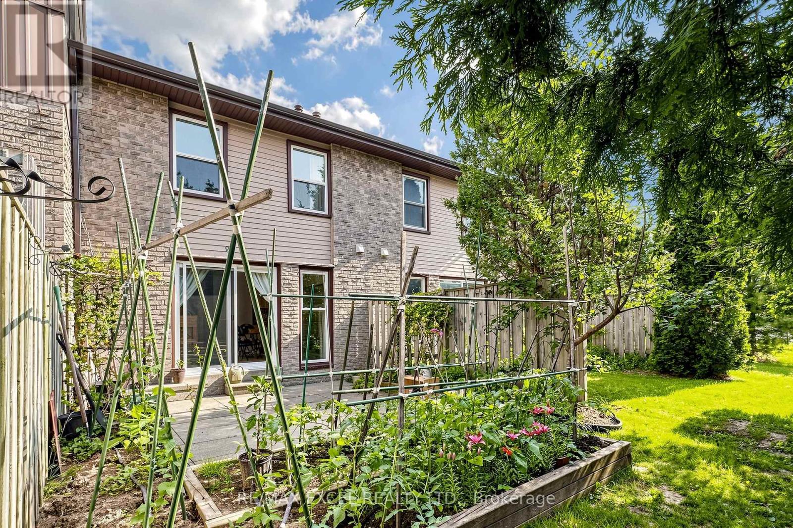 #91 1131 SANDHURST CIRCLE - 42