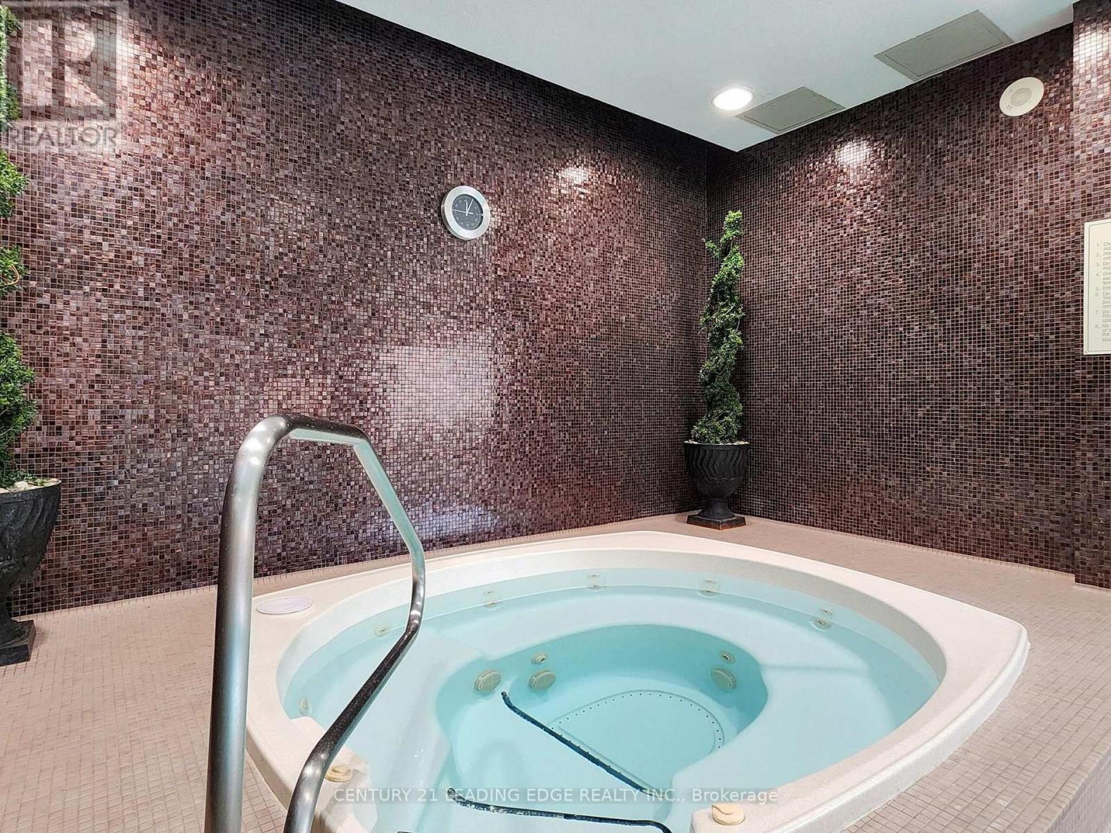 #1601 18 KENASTON GARDEN - 35