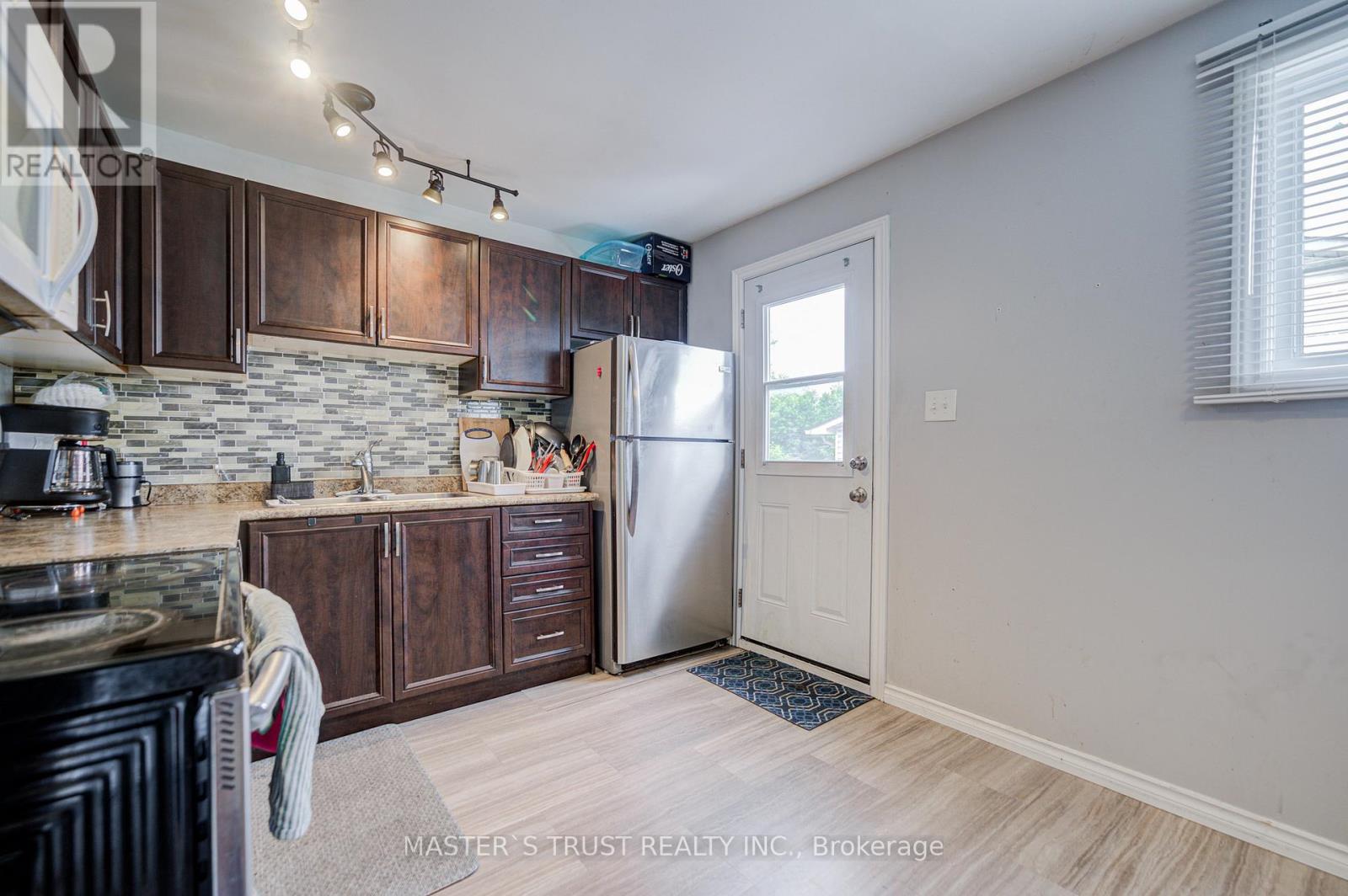 1179 SIMCOE STREET S - 8