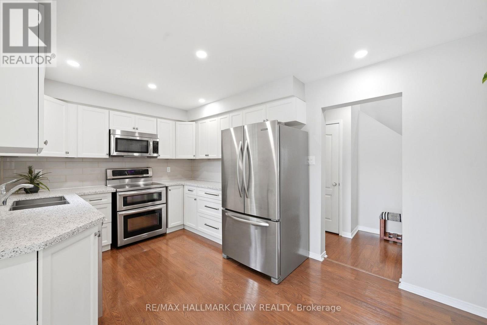 4 DANIELE AVENUE S - 10