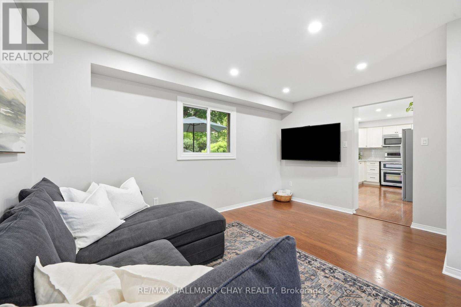 4 DANIELE AVENUE S - 16