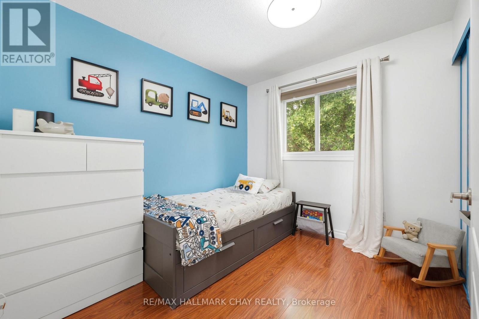 4 DANIELE AVENUE S - 25